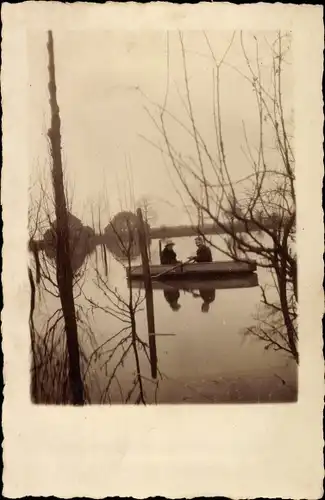 Foto Ak Rheinberg am Niederrhein, Hochwasser 1926, Maria und Franz Müller im Ruderboot