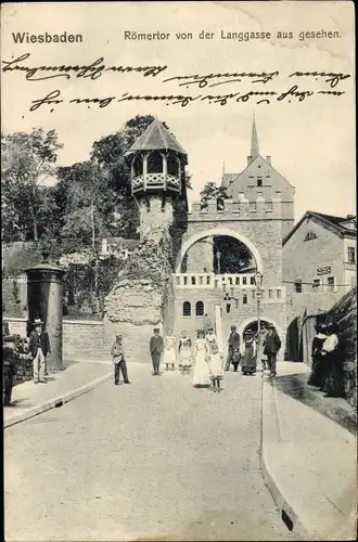 Ak Wiesbaden in Hessen, Römertor von der Langgasse aus gesehen