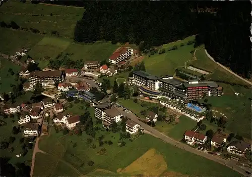 Ak Tonbach Baiersbronn im Schwarzwald, Fliegeraufnahme, Kur- und Sporthotel "Traube Tonbach"