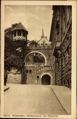 Ak Wiesbaden in Hessen, Heidenmauer mit Römertor