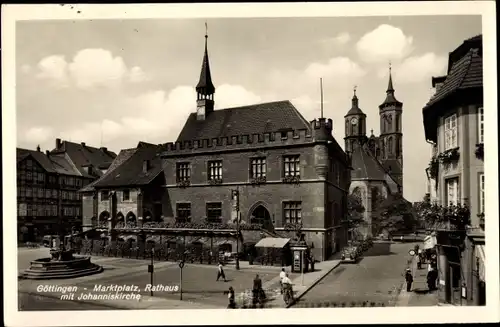 Ak Göttingen in Niedersachsen, Marktplatz, Rathaus mit Johanniskirche, Straßenpartie