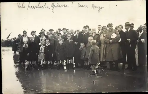 Foto Ak Nordseebad Norderney Ostfriesland, Gruppenfoto am Strand