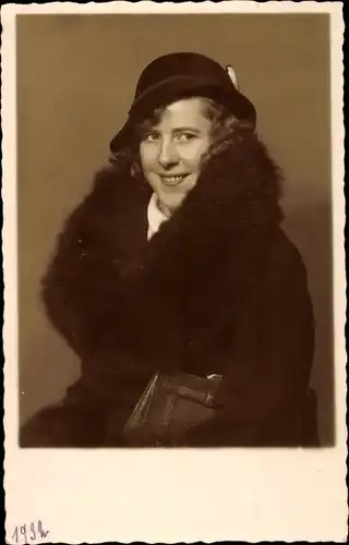 Foto Ak Portrait einer Frau im Mantel mit Hut und Handtasche