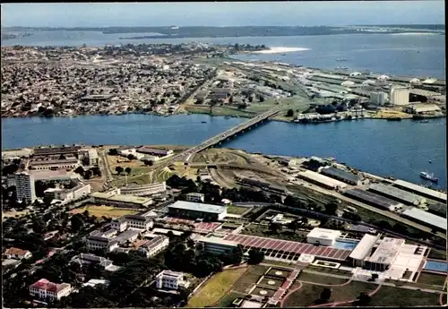 Ak Abidjan Elfenbeinküste, Vue aerienne, Palais de la Presidence