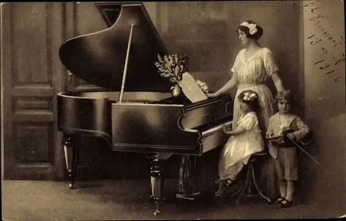 Ak Frau und Kinder mit Klavier und Geige