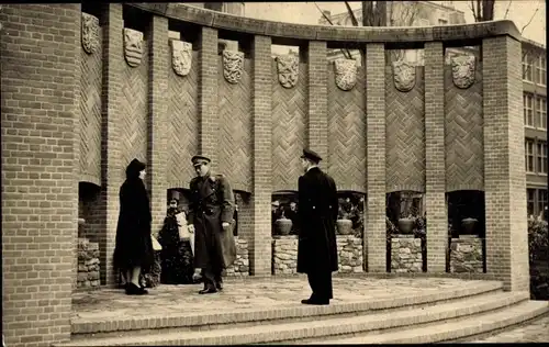 Foto Ak Amsterdam Nordholland, Prinz Bernhard der Niederlande, Denkmal auf dem Dam Platz