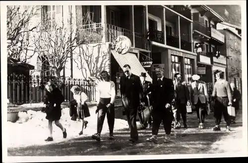 Ak Zermatt Kt. Wallis, Bernhard der Niederlande mit Beatrix und Irene bei der Ankunft 1948