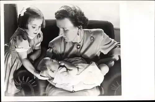 Ak Juliana der Niederlande mit Margriet und Marijke 1948, Christina