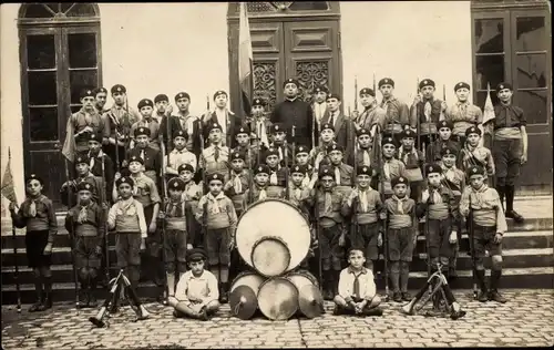 Foto Ak Pfadfinder, Gruppenaufnahme vor einem Haus, Trommeln, Trompete