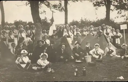 Foto Ak Pfadfinder, Gruppenaufnahme mit Zelten