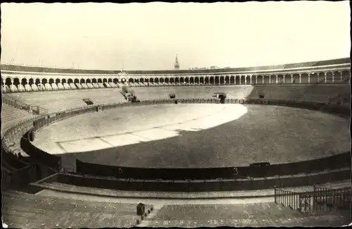 Ak Sevilla Andalusien, Plaza de Toros, interior, Stierkampfarena