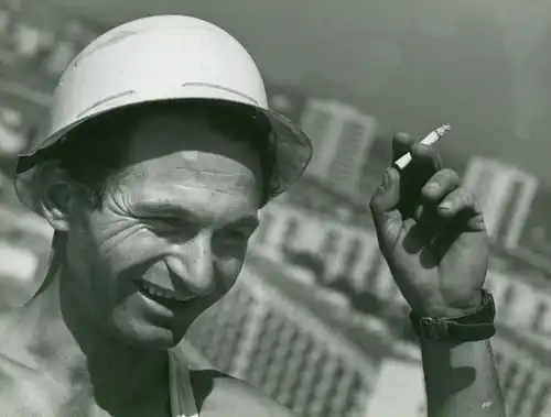 Foto Hans Joachim Spremberg, Mann mit Bauarbeiterhelm und Zigarette, Hochhaussiedlung