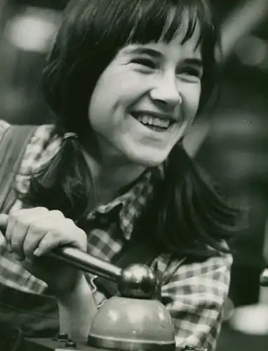Foto Hans Joachim Spremberg, Motorradwerke Strakonice, 16jährige Dreherin Maria Nanova, 1968