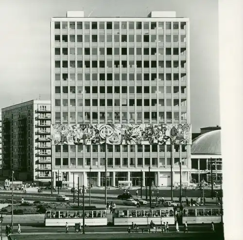 Foto Hans Joachim Spremberg, Berlin Mitte, Alexanderplatz, Haus des Lehrers, Straßenbahn