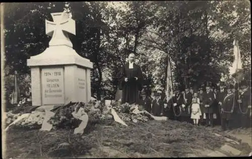 Foto Ak Neumünster in Holstein, Einweihung Kriegerdenkmal 1919, Pastor