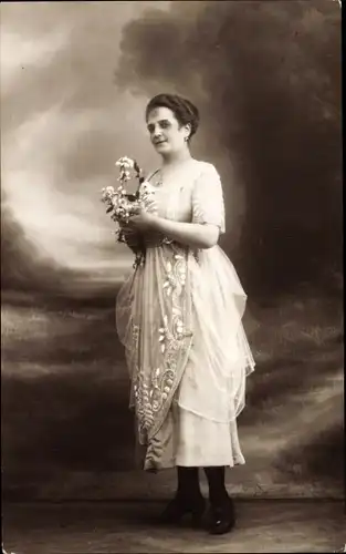 Foto Ak Standportrait einer Frau, Elli Berge