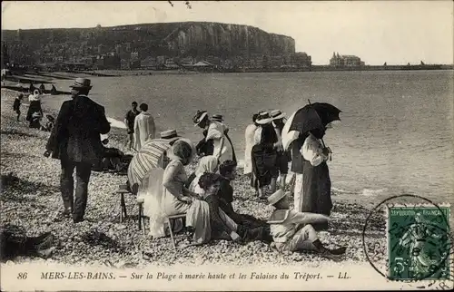 Ak Mers les Bains Somme, Sur la Plage a maree haute, Falaises du Treport