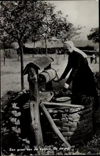 Ak Hoge Veluwe Gederland Niederlande, Bij de put, Wasserschöpferin