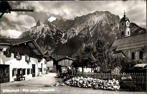 Ak Mittenwald in Oberbayern, Ortsansicht mit Karwendel