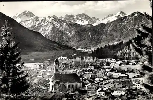 Ak Mittenwald in Oberbayern, Ortsansicht mit Tiroler Berge