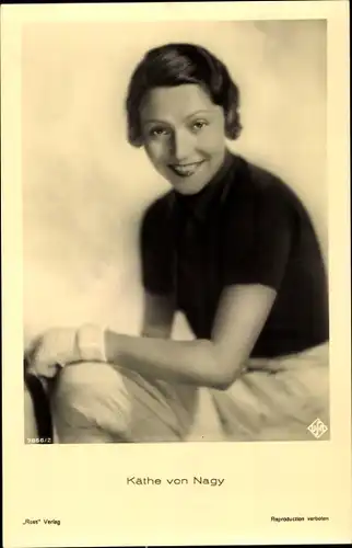 Ak Schauspielerin Käthe von Nagy, Portrait sitzend mit Handschuh