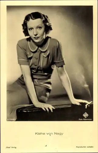 Ak Schauspielerin Käthe von Nagy, Portrait mit Zigarette
