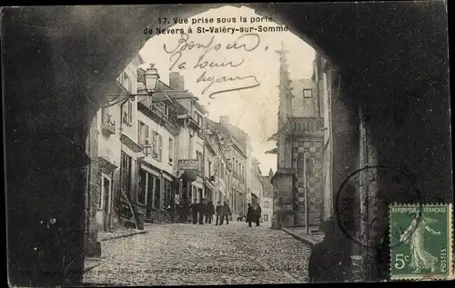 Ak Saint Valery sur Somme, Vue prise sous la porte de Nevers