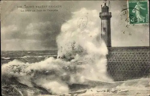 Ak Saint Valery en Caux Seine Maritime, La Jetee un Jour de Tempete, Leuchtturm