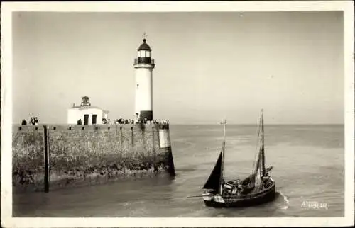 Ak Le Tréport Seine Maritime, Le phare et une barque, Leuchtturm