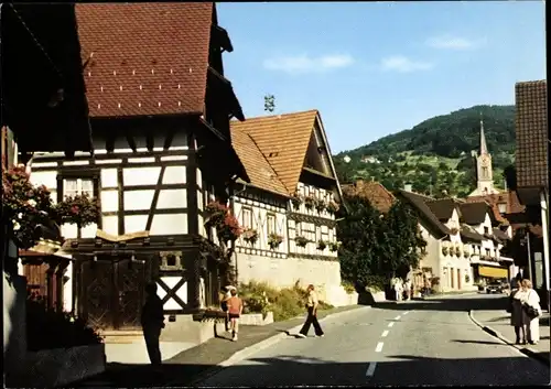 Ak Sasbachwalden im Schwarzwald, Straßenpartie, Fachwerkhäuser, Passanten