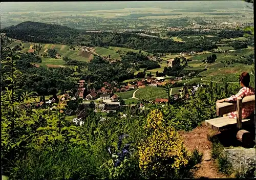 Ak Sasbachwalden im Schwarzwald, Panorama vom Ort, Frau auf Holzbank