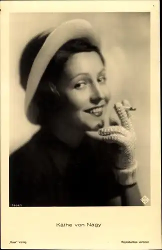 Ak Schauspielerin Käthe von Nagy, Portrait mit Hut und Zigarette