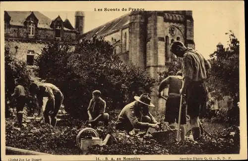 Ak Les Scouts de France, au Monastere, Pfadfinder bei der Gartenarbeit