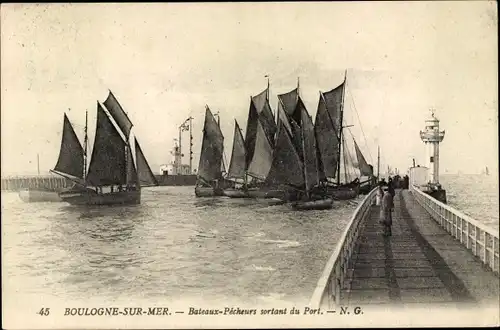 Ak Boulogne sur Mer Pas de Calais, Bateaux Pecheurs sortant du Port, Leuchtturm, Segelboote