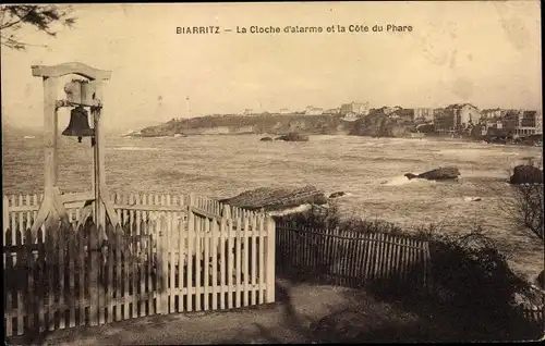 Ak Biarritz Pyrénées Atlantiques, La Cloche d'alarme et la Cote du Phare