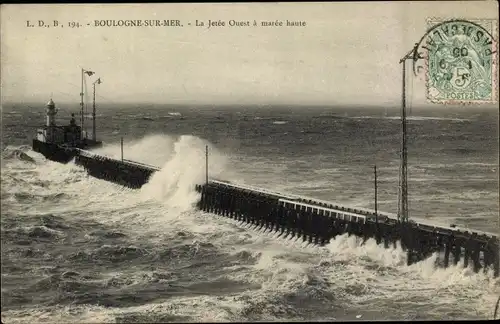 Ak Boulogne sur Mer Pas de Calais, La Jetee Ouest a maree haute, Leuchtturm