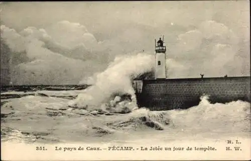 Ak Fécamp Seine Maritime, La Jetee un jour de tempete, Leuchtturm