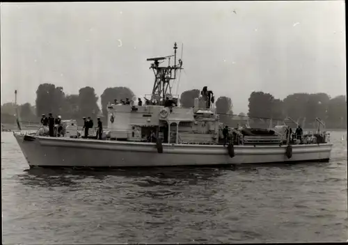 Foto Ak Deutsches Kriegsschiff, Seeleute an Deck, Bundesmarine, Küstenschiff