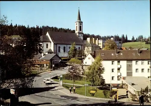 Ak Schönwald im Schwarzwald, Dorfpartie mit Kirche