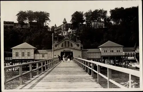 Foto Ak Ostseebad Sellin auf Rügen, Seesteg, Touristen, Ortsansicht