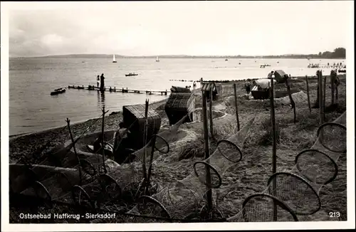 Ak Sierksdorf in Holstein, Fischernetze, Strandpartie