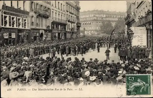 Ak Paris Louvre, Une Manifestation Rue de la Paix