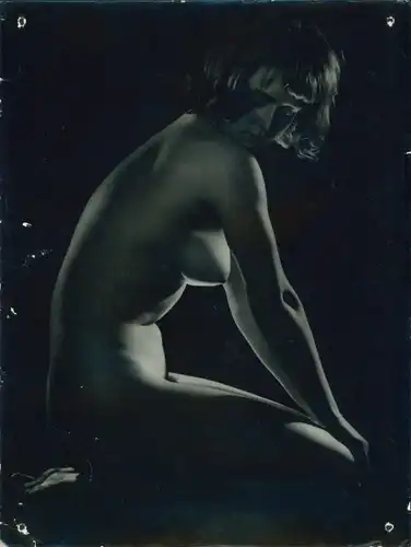 Fotografie, Frauenakt hockend, Gegenlicht