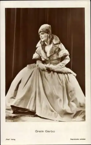 Ak Schauspielerin Greta Garbo, Kleid, Pelz, Portrait, Ross