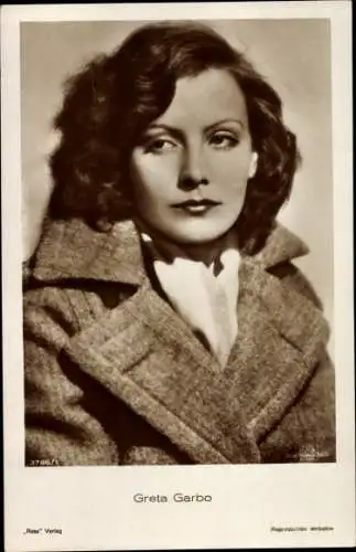 Ak Schauspielerin Greta Garbo, Mantel, Portrait, Ross 3786/1