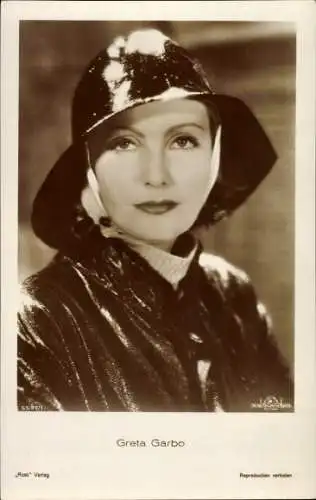 Ak Schauspielerin Greta Garbo, Mantel, Regenhut, Portrait, Ross