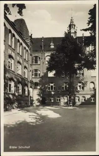 Ak Hansestadt Lübeck, Ernestinenschule, Erster Schulhof, 125 Jahre 1804-1929