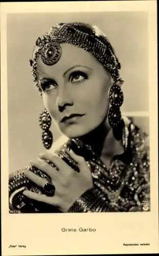 Ak Schauspielerin Greta Garbo, Kopfschmuck, Portrait, Ross, MGM