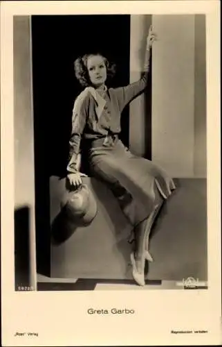 Ak Schauspielerin Greta Garbo, Portrait, Ross 5922/1, MGM