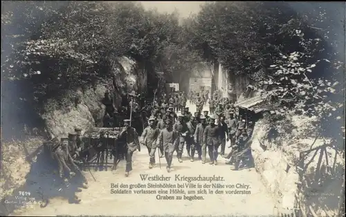 Ak Chiry Ourscamp Oise, Steinhöhlen, Soldaten auf dem Weg in den Schützengraben, I WK